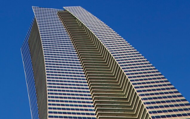 Immeuble moderne de grande hauteur avec façade en verre