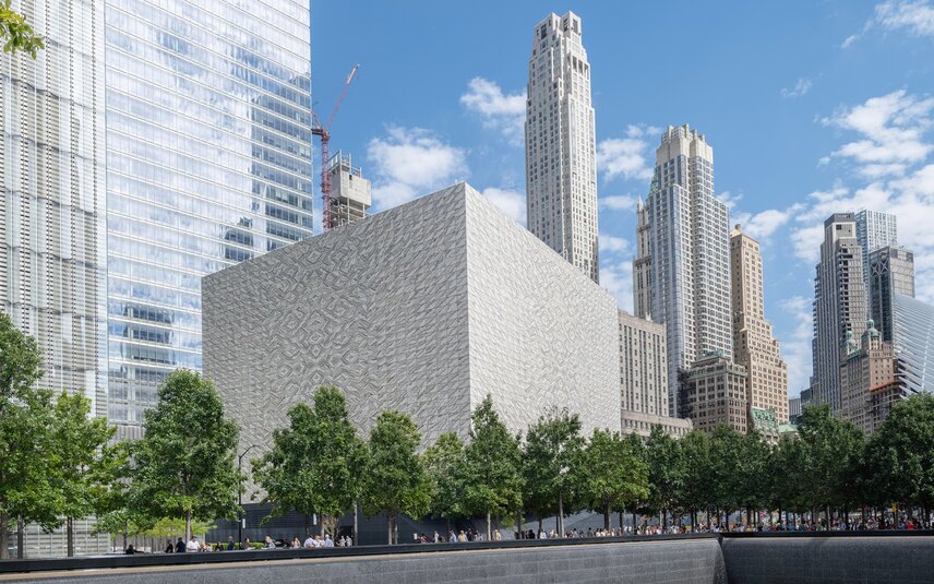 Musée Ground Zero avec des arbres et des bâtiments