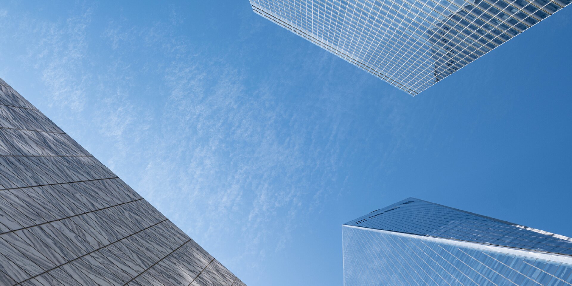 Gratte-ciel avec façade en verre et ciel bleu
