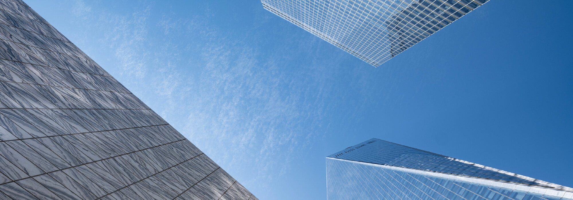 Gratte-ciel avec façade en verre et ciel bleu