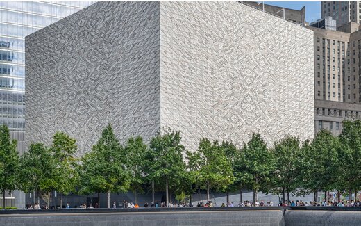 Musée avec cube blanc et arbres