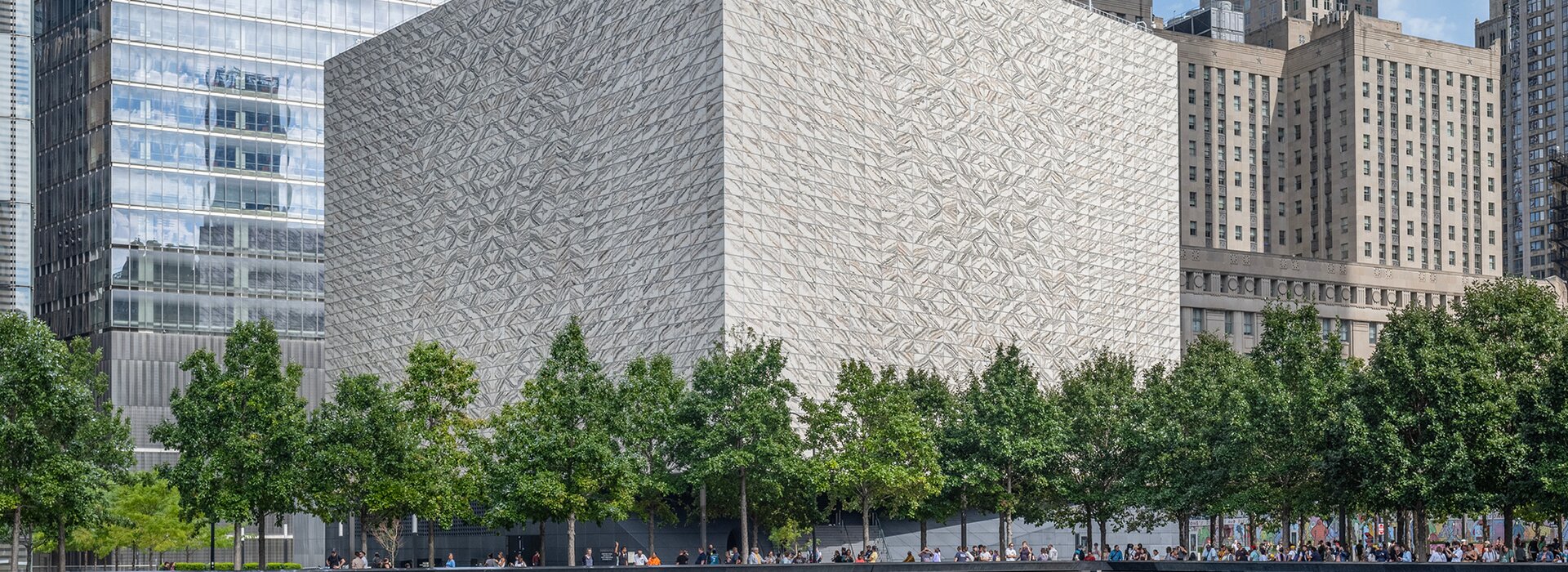Musée avec cube blanc et arbres