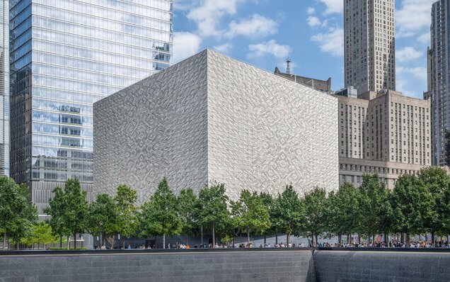 Bâtiment géométrique avec façade à motifs