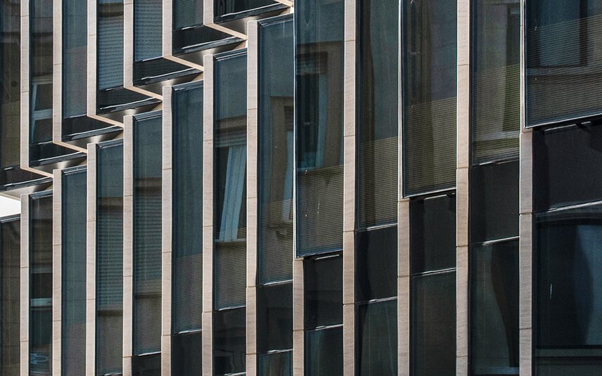 Façade vitrée moderne avec lamelles de protection solaire