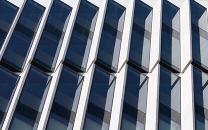 Fenêtres réfléchissantes sur une façade moderne