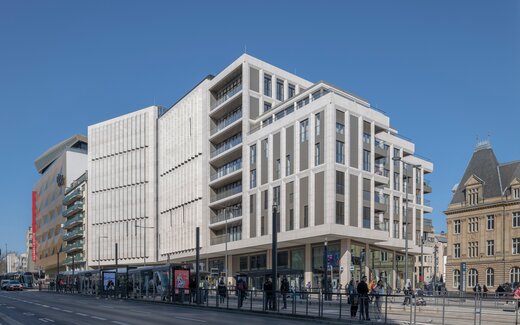 Bâtiment moderne avec tramway et personnes
