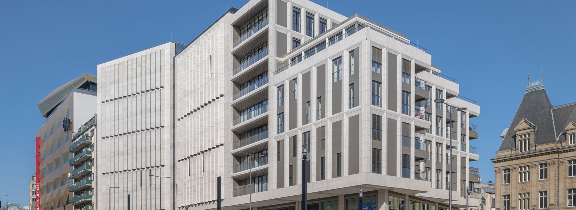 Bâtiment moderne avec tramway et personnes