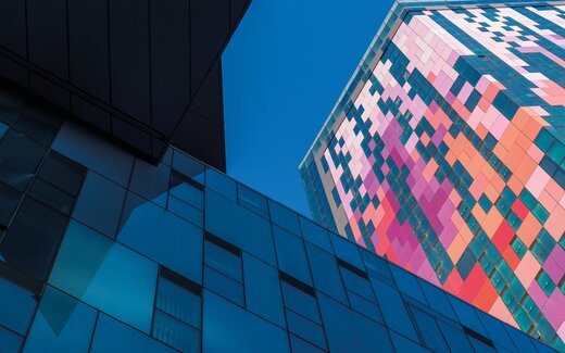 bâtiments modernes avec façade colorée