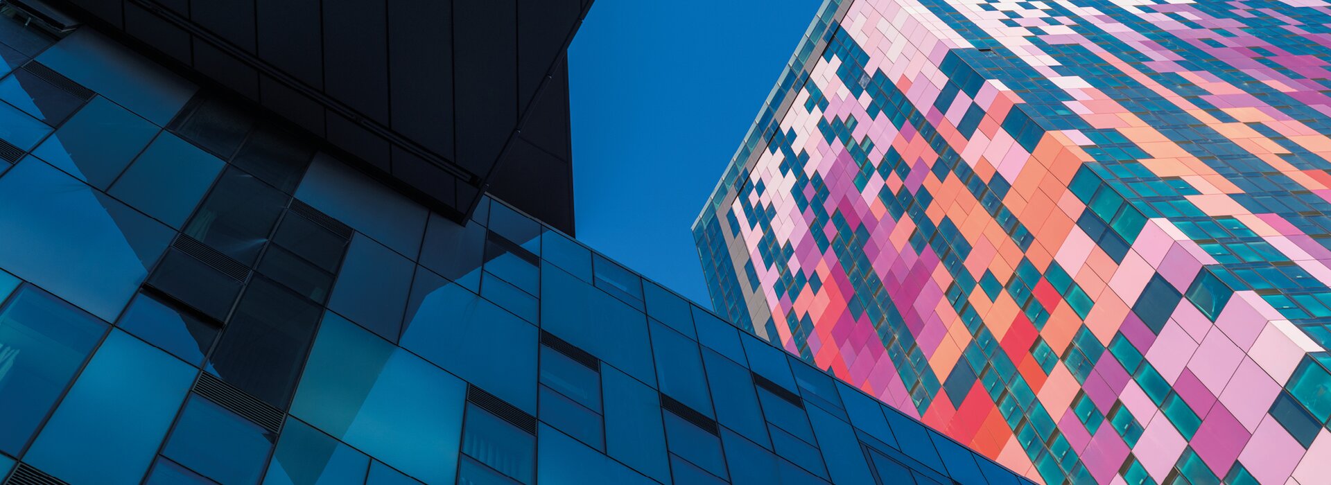 bâtiments modernes avec façade colorée
