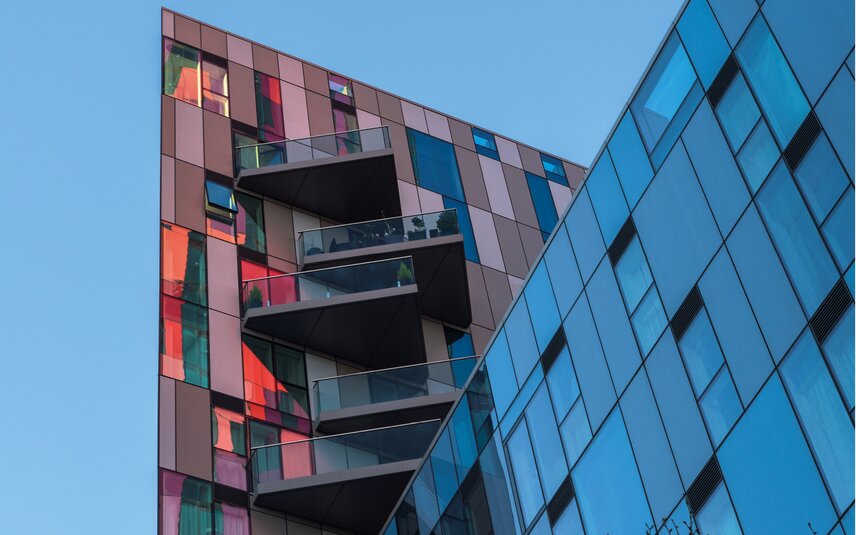 Bâtiment moderne avec balcons en verre et fenêtres