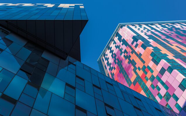 Bâtiments modernes avec vitrage et façade colorée