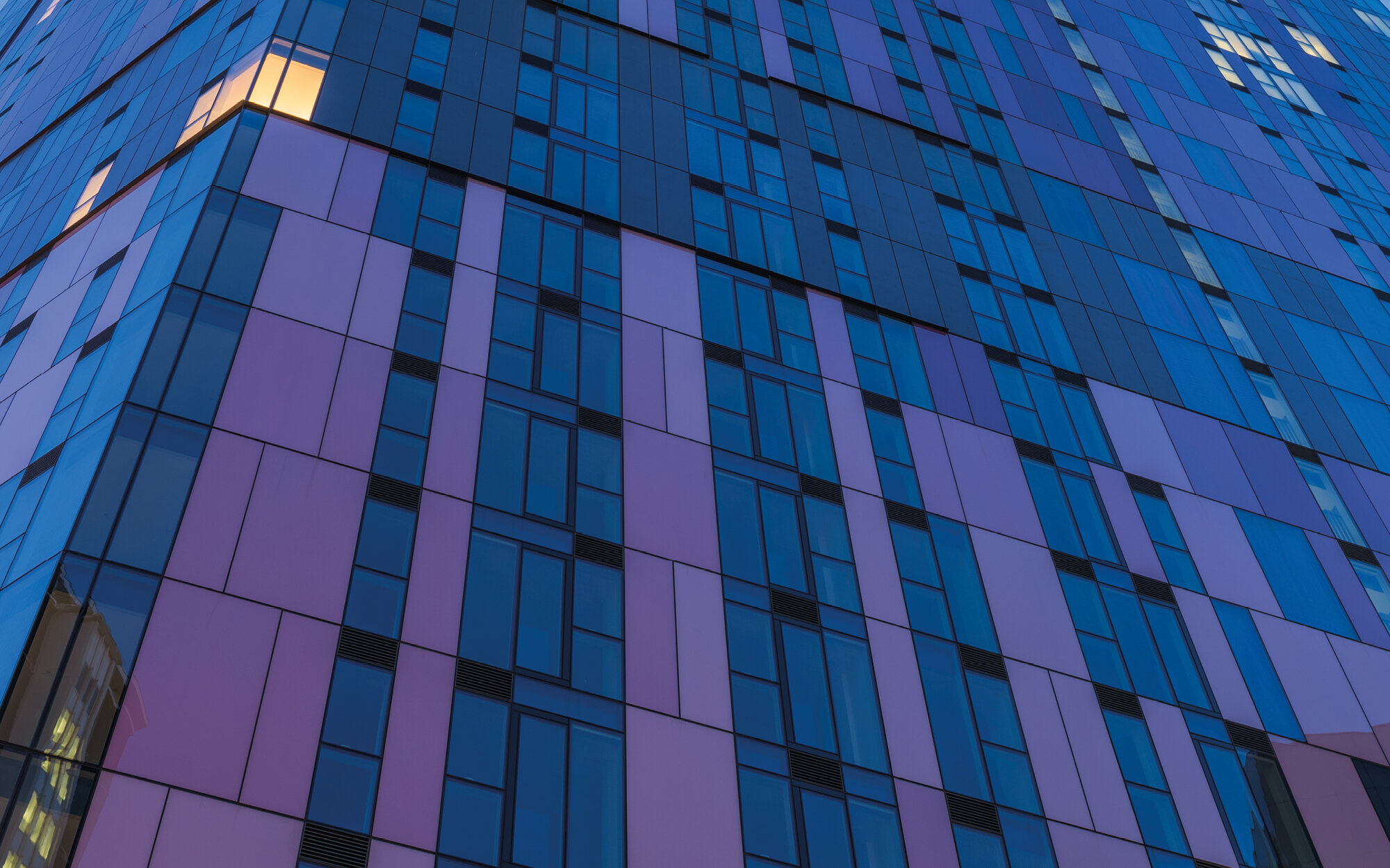 Façade vitrée moderne avec panneaux bleu-violet