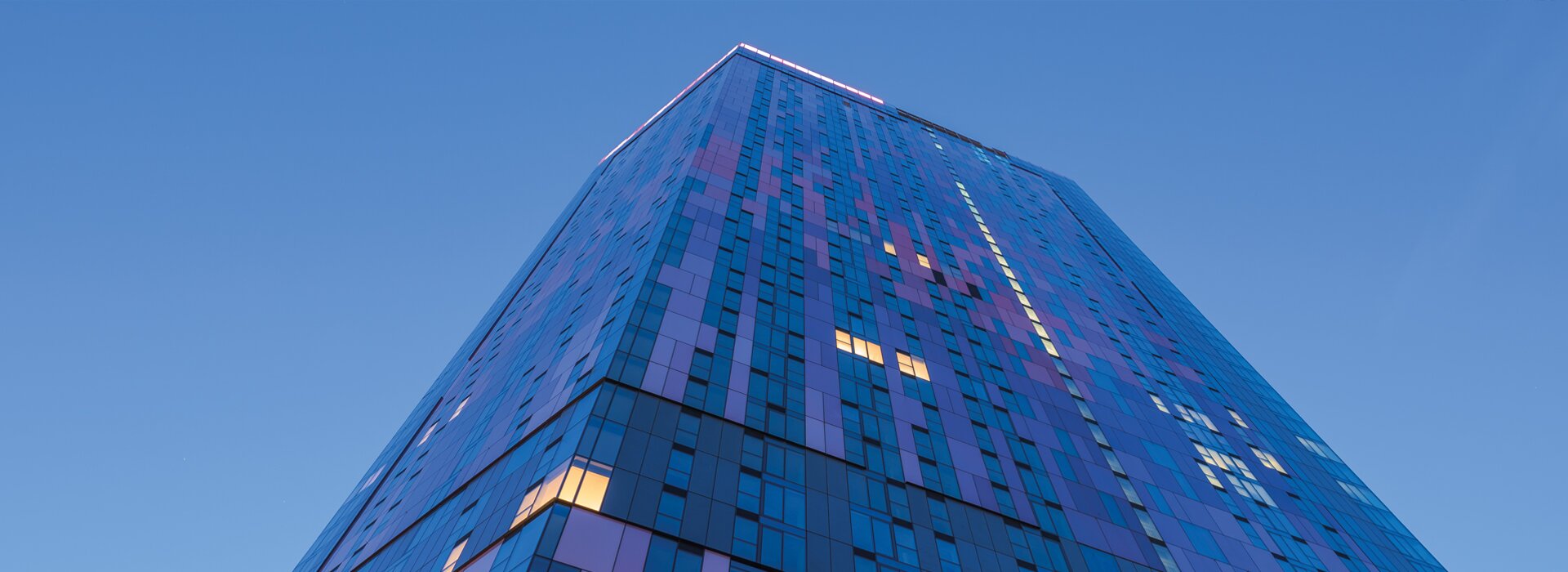 Gratte-ciel moderne avec façade vitrée