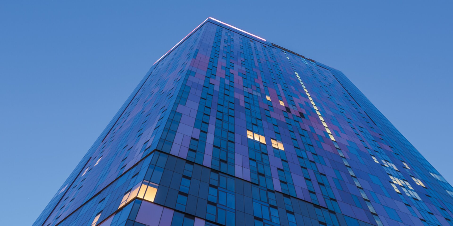 Gratte-ciel moderne avec façade vitrée