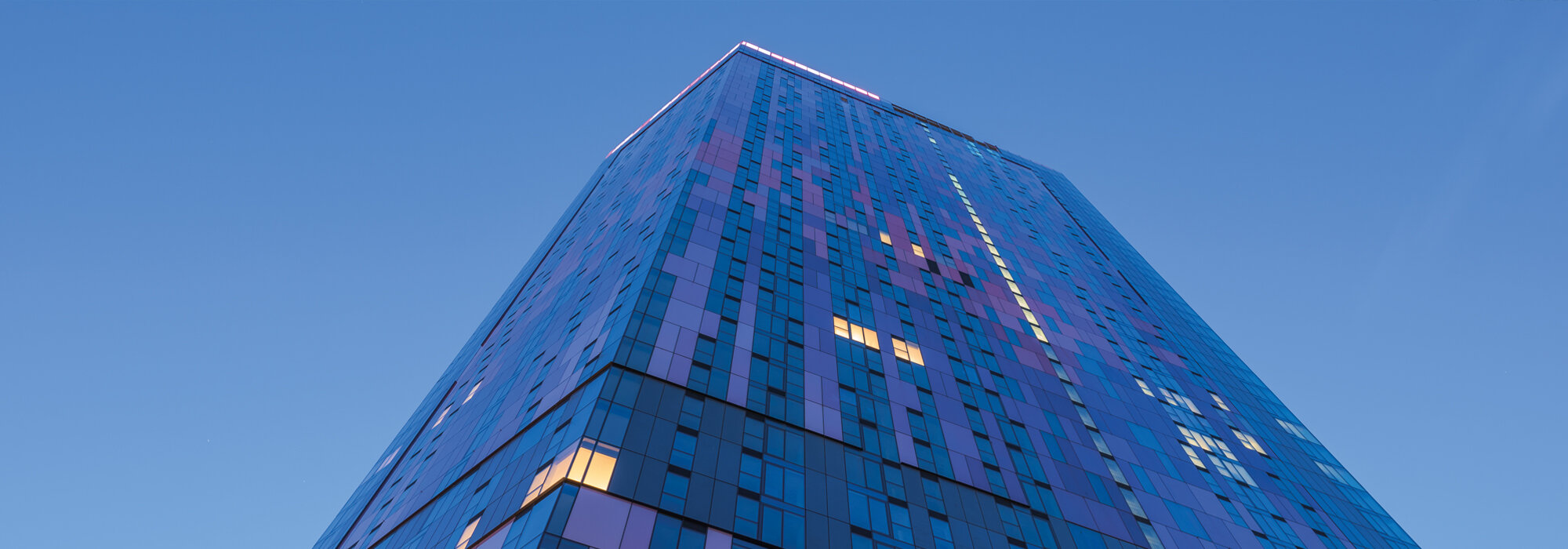 Gratte-ciel moderne avec façade vitrée