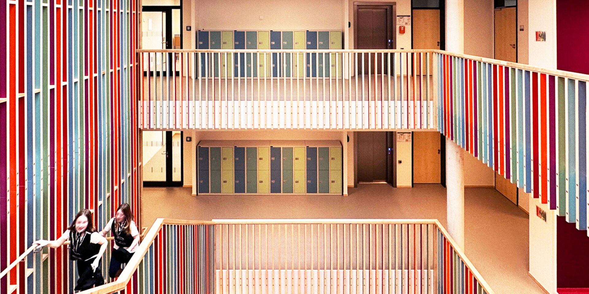 Couloir d'école moderne avec des éléments colorés