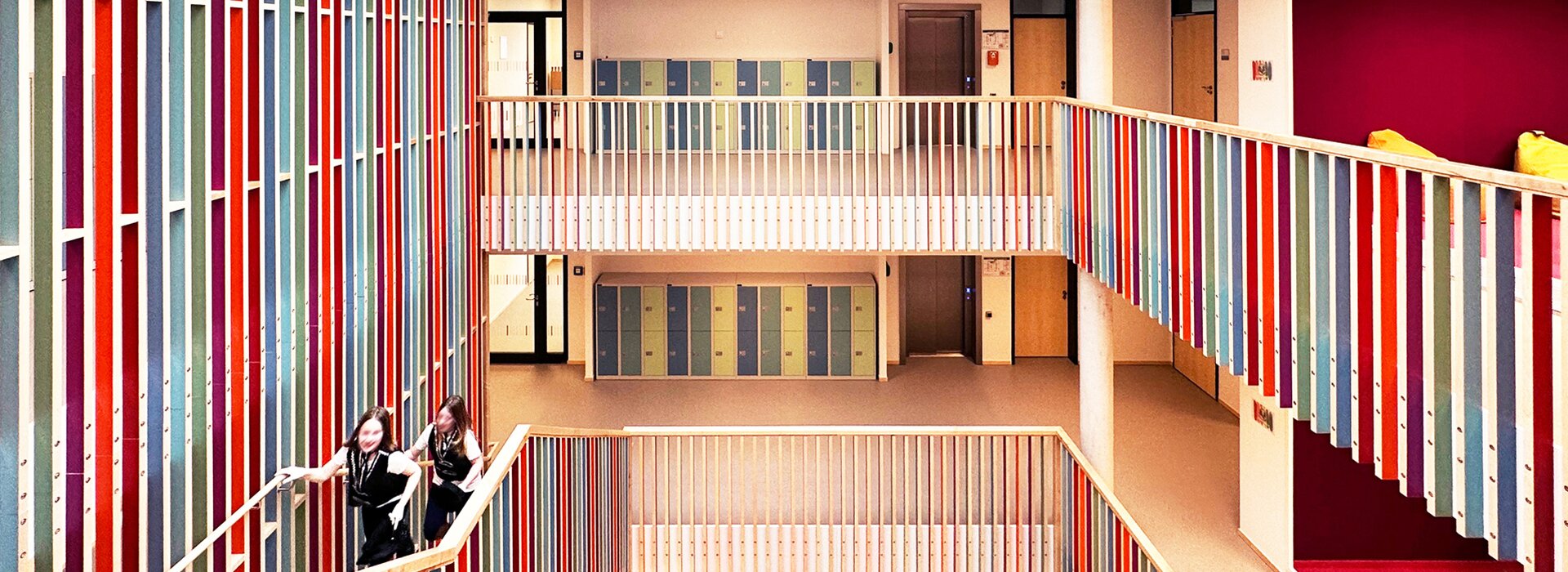 Couloir d'école moderne avec des éléments colorés