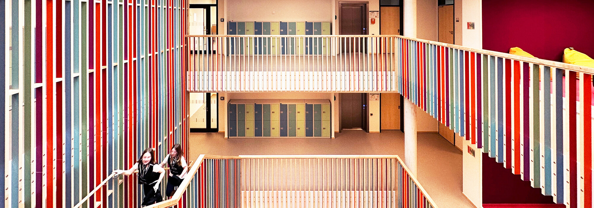 Couloir d'école moderne avec des éléments colorés