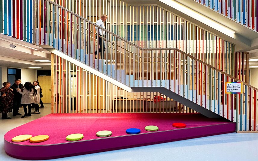 Escalier coloré avec coussins d’assise et guides scolaires
