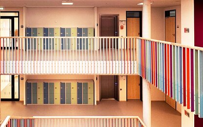 Couloir d'école moderne avec des éléments colorés