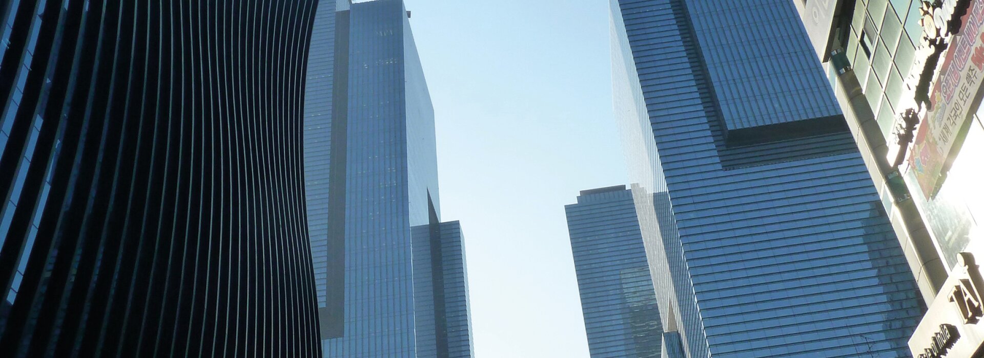 Immeubles de grande hauteur modernes et bâtiments courbes