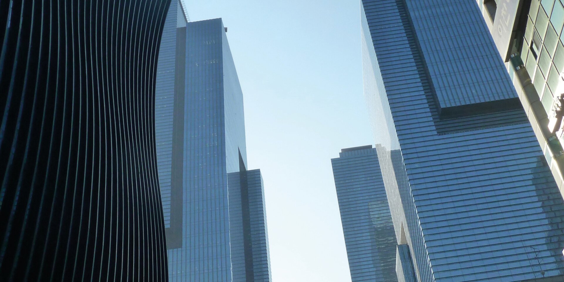 Immeubles de grande hauteur modernes et bâtiments courbes