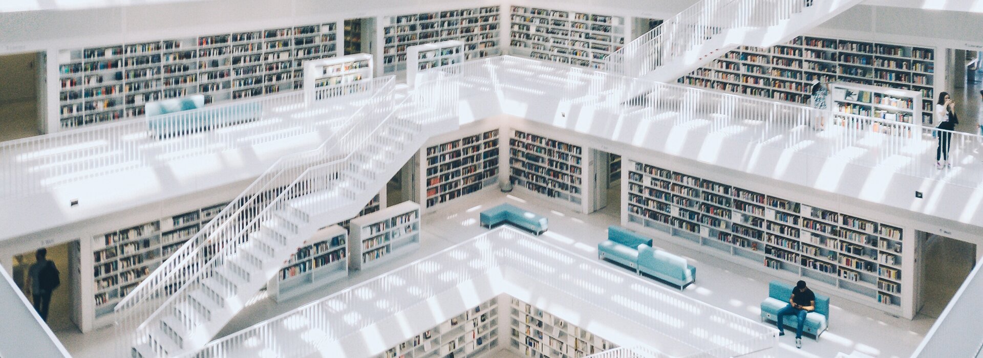 Bibliothèque moderne avec escaliers et livres