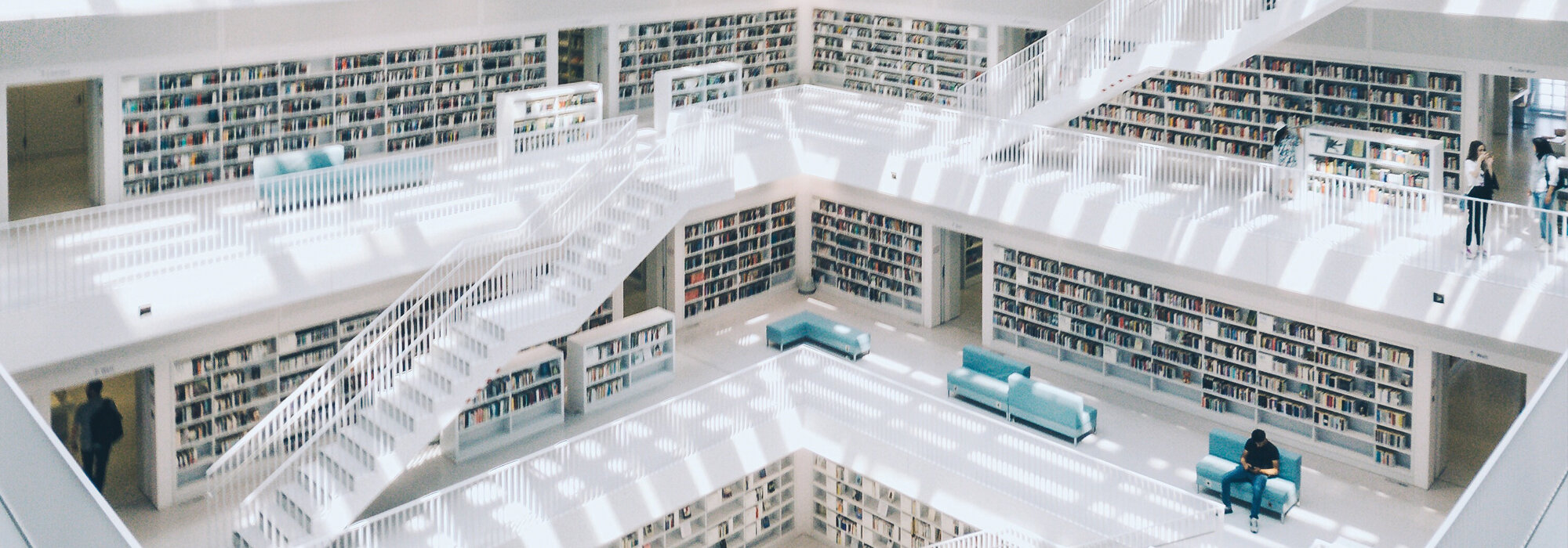 Bibliothèque moderne avec escaliers et livres