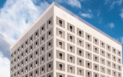 Bâtiment de bibliothèque moderne avec de nombreuses fenêtres