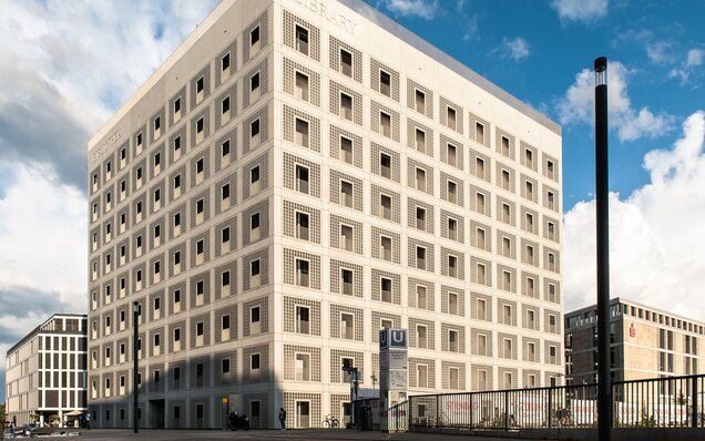 Bâtiment de bibliothèque moderne avec façade vitrée