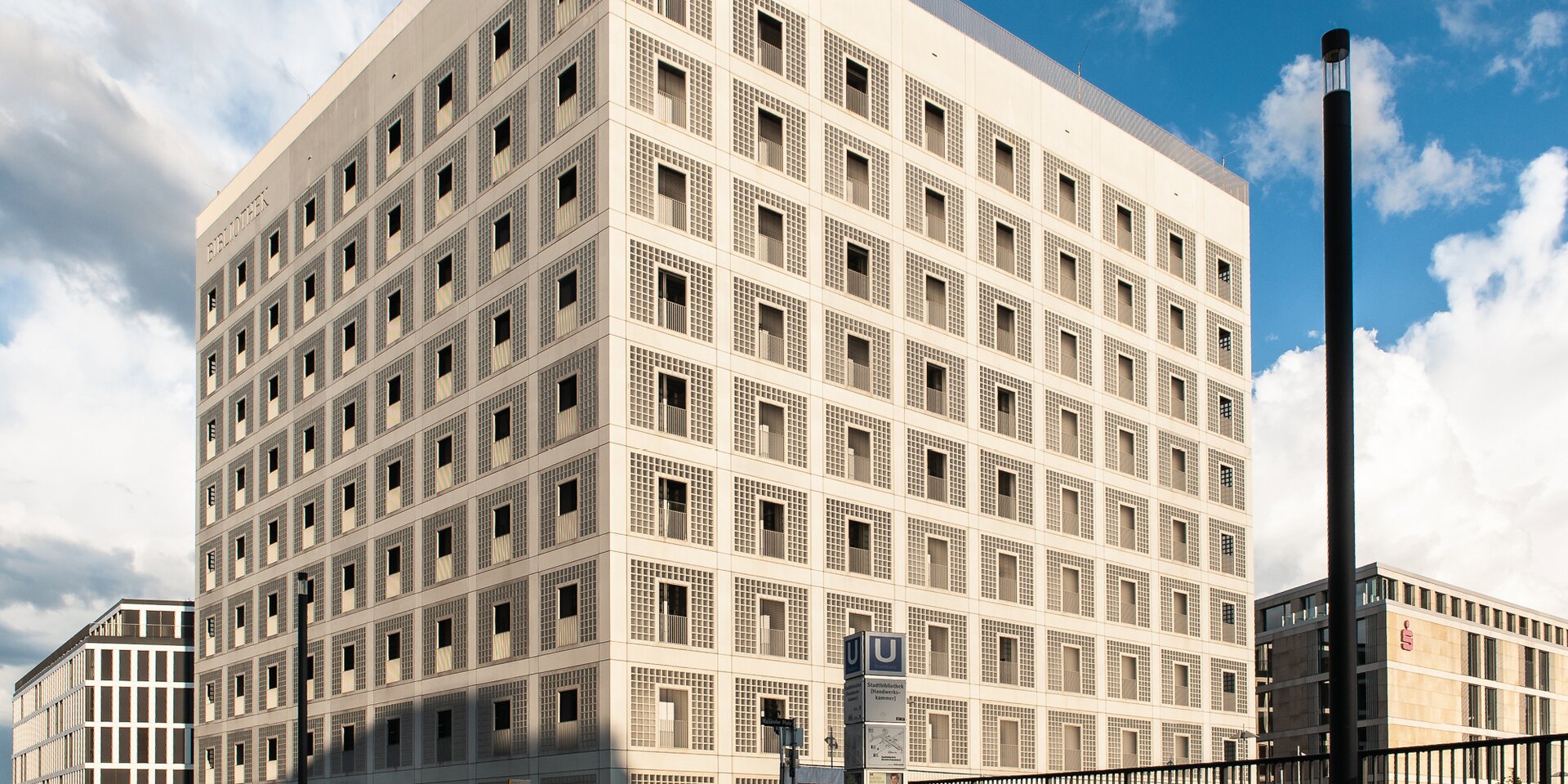 Bâtiment de bibliothèque moderne avec façade vitrée