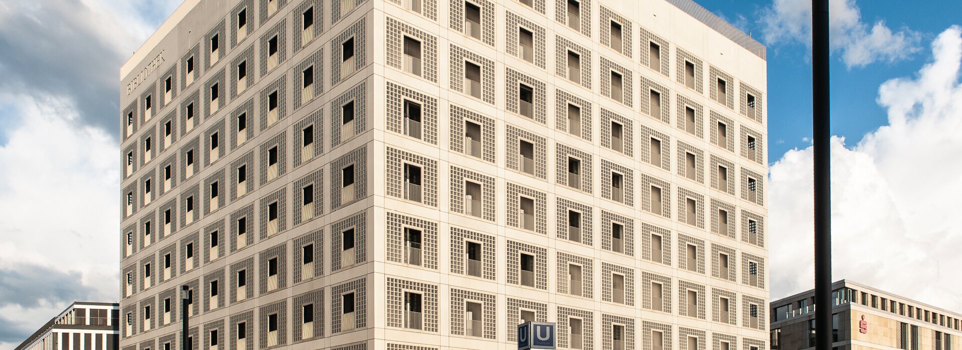 Bâtiment de bibliothèque moderne avec façade vitrée