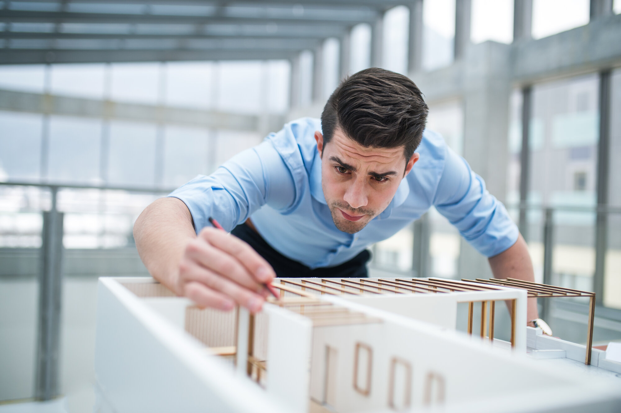 Architecte lors de la conception d’un modèle de bâtiment dans un bureau moderne