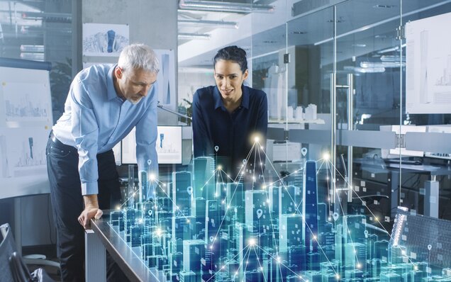 Planification urbaine moderne avec un modèle urbain 3D numérique au bureau