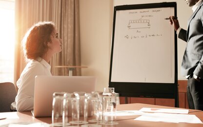 Présentation commerciale avec diagramme sur paperboard dans une salle de réunion