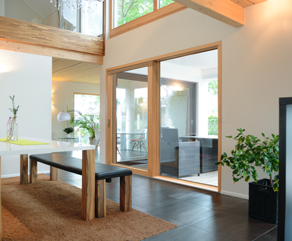 Intérieur moderne avec table à manger et vantail soulevant-coulissant avec vitrage panoramique