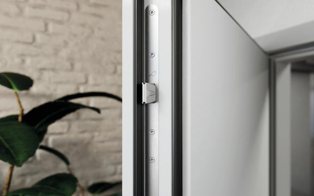Porte d'entrée d'appartement en PVC avec système de verrouillage GU SECURY MR2, vue détaillée du pêne massif