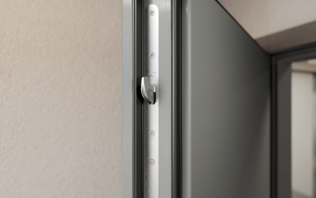 Porte d'entrée d'appartement en bois avec système de verrouillage GU SECURY SH2, vue détaillée du crochet de verrouillage