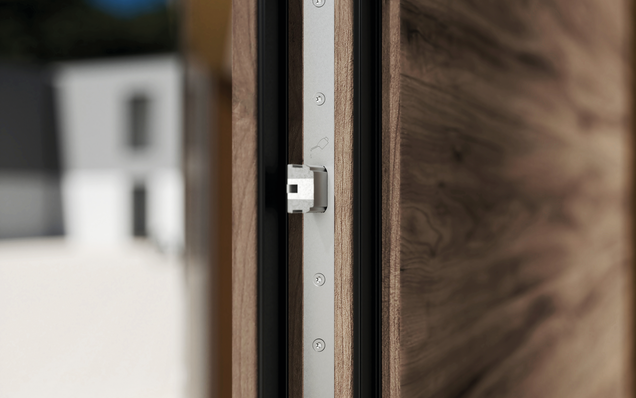 Porte d'entrée de magasin en bois avec système de verrouillage GU SECURY Automatic Panic E, vue détaillée du pêne demi-tour automatique