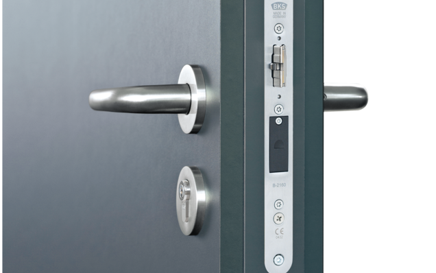 Porte avec serrure à batterie radio BKSremote intégrée et garniture de béquille RONDO