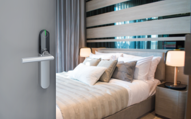 Porte de chambre d'hôtel avec garniture de porte d'hôtel ixalo intégrée – vue dans la chambre d'hôtel