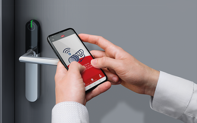 Système de verrouillage électronique ixalo – porte avec ferrure de porte ixalo – commande de porte via smartphone avec l’application ixalo key