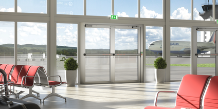 Bâtiment aéroportuaire – porte à cadre tubulaire à 2 vantaux utilisée comme porte issue de secours – avec Touch Bar EVT à verrouillage électrique – ouvrant principal et ouvrant secondaire fermés
